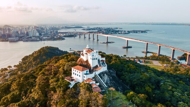 Motoboy em Vila Velha realizando entrega rápidaServiço de motoboy em Vila Velha da SandexEntrega expressa feita por motoboy em Vila Velha